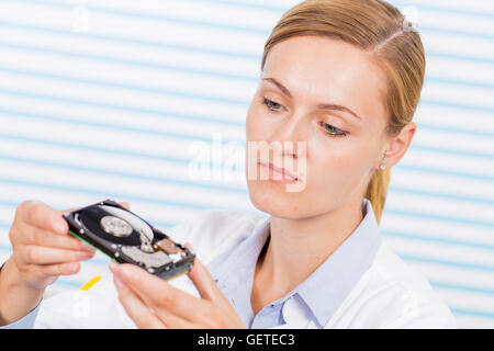 Woman in laboratory avec disque dur dans la main Banque D'Images