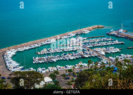 Vue sur le port de plaisance de Sidi Bou Said en Tunisie. Banque D'Images