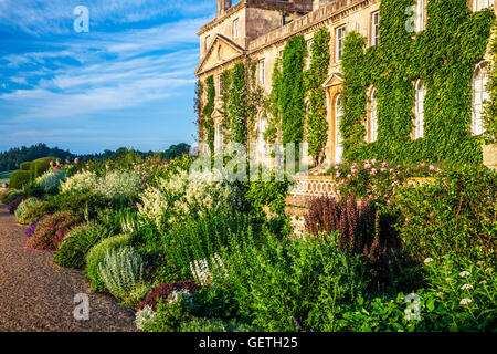 Frontière herbacées sous la terrasse de Bowood House dans le Wiltshire. Banque D'Images
