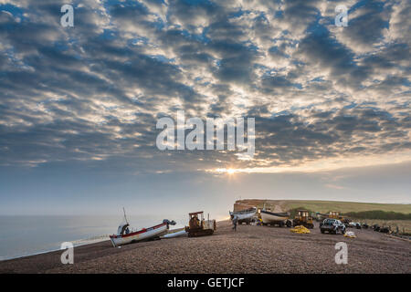 Des pêcheurs sur la plage de Salthouse Norfolk à préparer à lancer juste après l'aube. Banque D'Images