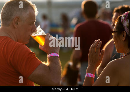 Les festivaliers s'amuser au Festival de Brentwood. Banque D'Images