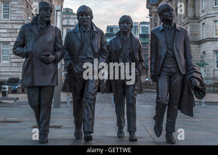 Des statues des Beatles sur le front de mer de Liverpool. Banque D'Images