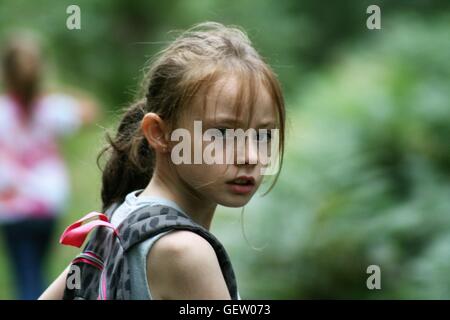 Young girl looking at camera Banque D'Images