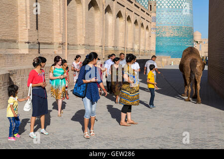 Les gens regardent le chameau à Khiva, en Ouzbékistan. Banque D'Images