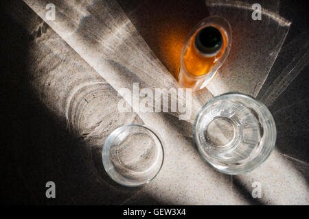 Résumé photo de verres à boire et de savon à vaisselle en reflétant la lumière du soleil Banque D'Images