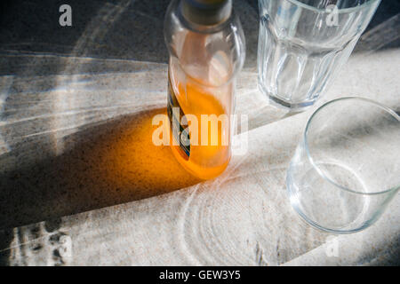 Résumé photo de verres à boire et de savon à vaisselle en reflétant la lumière du soleil Banque D'Images