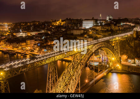 Vue de nuit sur le Pont Dom Luis I et sur les toits de la ville, Porto, Portugal Banque D'Images