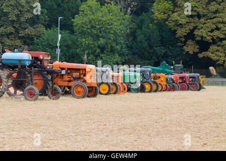 Détail de vieux tracteurs en perspective, véhicule agricole, de la vie rurale Banque D'Images