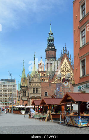 Hôtel de ville sur la place du marché dans la vieille ville de Wroclaw - Pologne. Banque D'Images