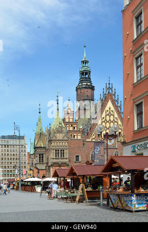 Hôtel de ville sur la place du marché dans la vieille ville de Wroclaw - Pologne. Banque D'Images