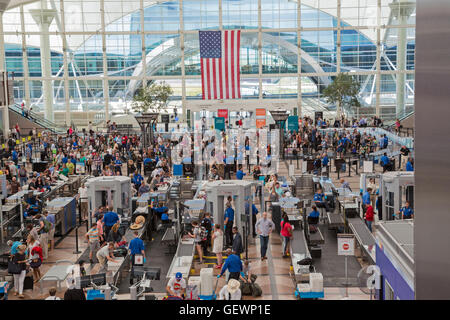 Denver, Colorado - contrôle de sécurité des passagers à l'Aéroport International de Denver. Banque D'Images