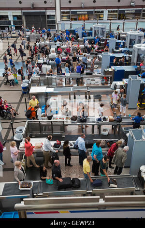 Denver, Colorado - contrôle de sécurité des passagers à l'Aéroport International de Denver. Banque D'Images