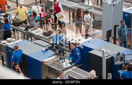 Denver, Colorado - contrôle de sécurité des passagers à l'Aéroport International de Denver. Banque D'Images