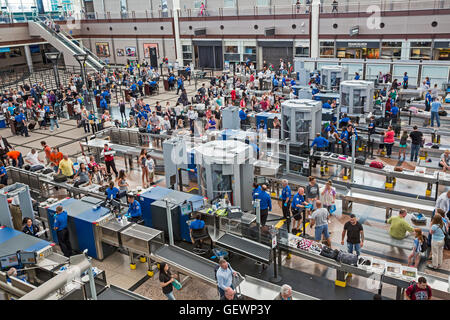 Denver, Colorado - contrôle de sécurité des passagers à l'Aéroport International de Denver. Banque D'Images