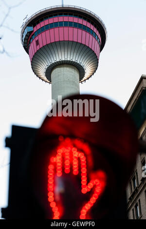 La tour de Calgary avec une main rouge ne marche pas signer en premier plan. Banque D'Images