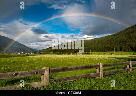 Paysage de montagne avec rainbow en Val Pusteria ou vallée de Pustertal, Tyrol du Sud, Italie Banque D'Images