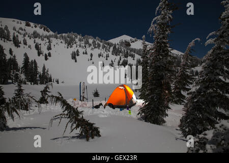 Nuit confortable sous un volcan - à Lassen Volcanic National Park Banque D'Images