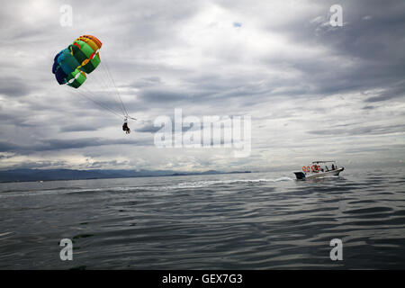 Les touristes le parapente au-dessus de l'océan dans la région de Kota Kinabalu, Malaisie Banque D'Images