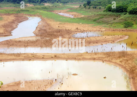 L'été chaud, l'épuisement des sources d'eau, fond du lac est devenu terre de la sécheresse, la sécurité de l'eau est l'environnement problème du Banque D'Images