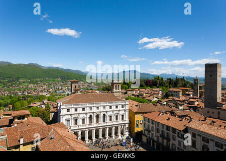 Vue de la ville de 'Bergamo', vieille place et 'Angelo Mai' bibliothèque. Ville médiévale italienne. Panorama de l'Italie Banque D'Images