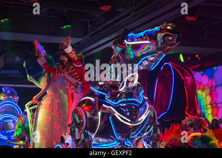 Spectacle fantastique sur le robot restaurant à Tokyo, Japon Banque D'Images