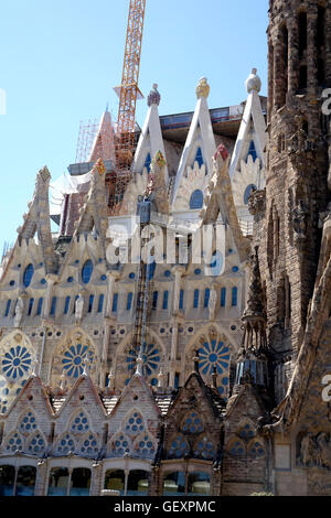 La Sagrada Familia est l'une des plus célèbres œuvres de Gaudí à Barcelone. C'est une basilique géant qui a été en construction sinc Banque D'Images