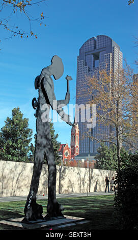 Hammering Man par Borofsky Sculpture Nasher au Center de Dallas. Banque D'Images