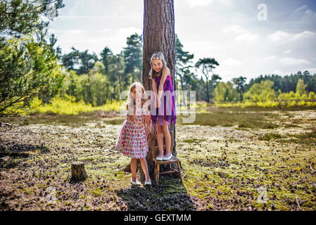 Deux sœurs jouant dans les bois. Banque D'Images