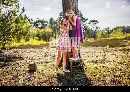 Deux sœurs jouant dans les bois. Banque D'Images