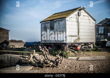 Habitations en bois à côté de la rivière dans le vieux Felixstowe. Banque D'Images