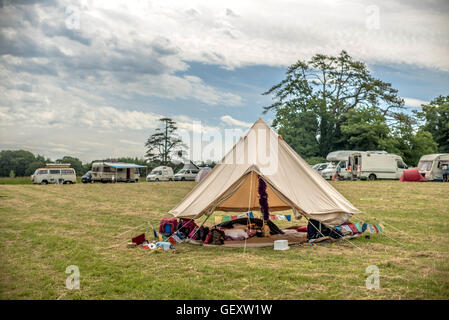 Une vue sur le camping au Festival Colorfest au St Giles House dans le Dorset. Banque D'Images