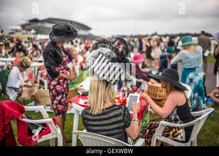 Profitant de la foule Mesdames journée à l''hippodrome d''Ascot. Banque D'Images