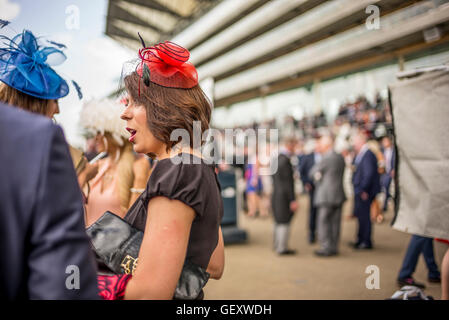 Profitant de la foule Mesdames journée à l''hippodrome d''Ascot. Banque D'Images