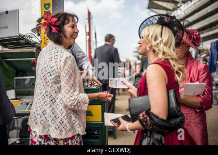 Profitant de la foule Mesdames journée à l''hippodrome d''Ascot. Banque D'Images