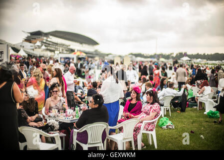 Profitant de la foule Mesdames journée à l''hippodrome d''Ascot. Banque D'Images