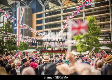 Profitant de la foule Mesdames journée à l''hippodrome d''Ascot. Banque D'Images