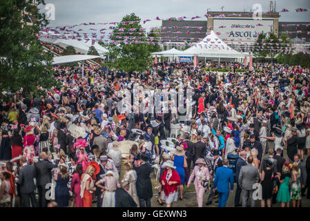 Profitant de la foule Mesdames journée à l''hippodrome d''Ascot. Banque D'Images