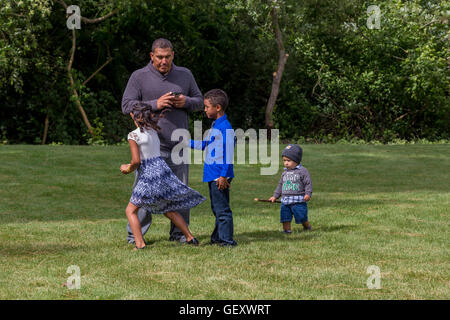 Les garçons et les filles, la famille, jouer, Sonoma State University, ville, Rohnert Park, dans le Comté de Sonoma, en Californie Banque D'Images