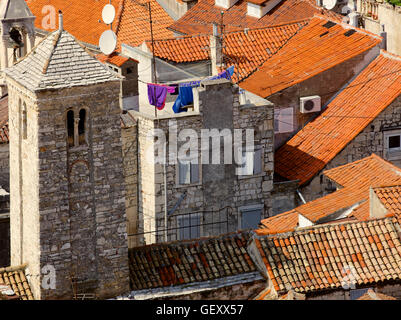 Les toits de tuiles rouges et de bâtiments traditionnels en pierre à Split vu du haut de la tour de la cathédrale. Banque D'Images