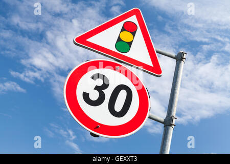 Feux de circulation et de vitesse maximum 30 km/h monté sur un métal. La signalisation routière sur fond de ciel bleu Banque D'Images