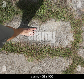 Homme marchant pieds nus sur les pierres de l'ancienne voie romaine d'aller à Rome Banque D'Images