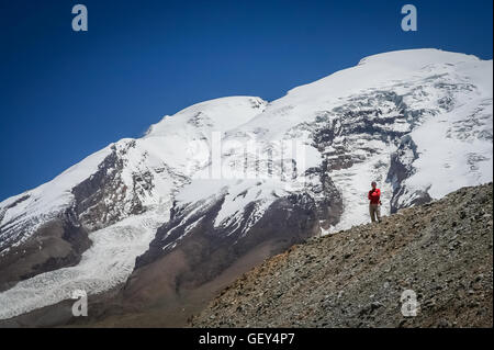 Trekker solitaire debout sur la crête et admirer sur la montagne dans le Karakorum Montagnes en Chine Banque D'Images