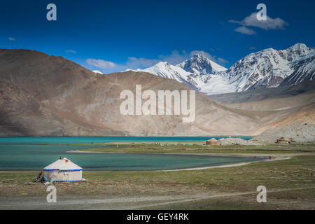 Kirgiz yourte sur les rives du lac Kara Kul à Karakorum, Chine Banque D'Images