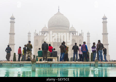 Agra, Uttar Pradesh, Inde - Janvier 06, 2014 : les touristes assis et profiter de la vue du Taj Mahal, Agra, Inde. Banque D'Images