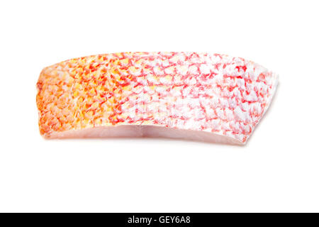 Filet de poisson Vivaneau rouge brut isolé sur un fond blanc studio. Banque D'Images