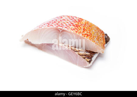 Filet de poisson Vivaneau rouge brut isolé sur un fond blanc studio. Banque D'Images