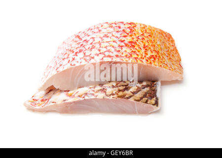 Filets de poisson Vivaneau rouge brut isolé sur un fond blanc studio. Banque D'Images