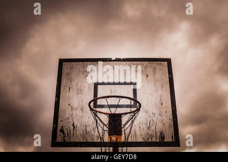 Ancienne piscine désaffectée de basket-ball sur un jour nuageux, orageux Banque D'Images