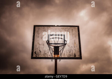 Ancienne piscine désaffectée de basket-ball sur un jour nuageux, orageux Banque D'Images