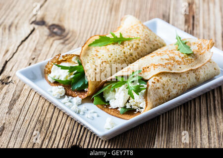 Crêpes avec du fromage et roquette, style burrito Banque D'Images